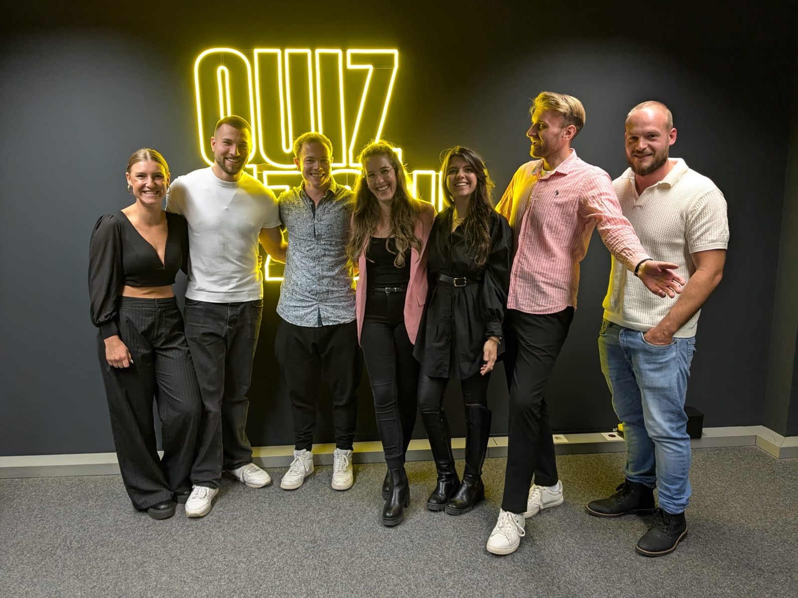 Kollegen feiern eine Weihnachtsfeier in der QUIZ ZONE Nürnberg
